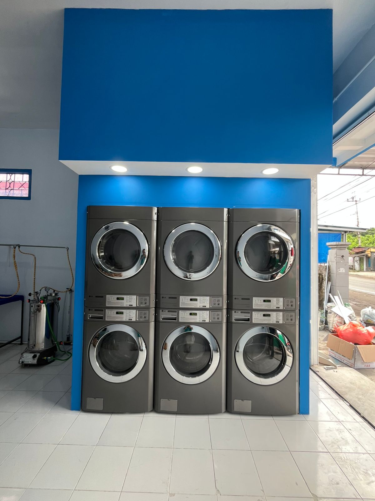 Gerai dan mesin cuci LabClean Laundry